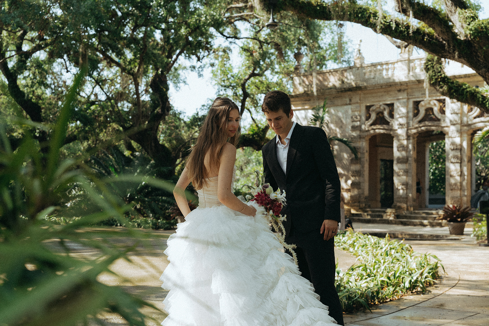 Viscaya Bride and groom in the gardens by Vizcaya Wedding Photographer Elsie Goodman.