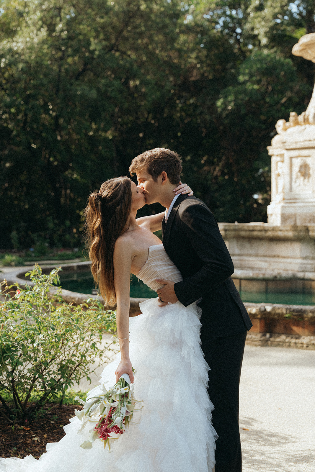 Viscaya Bride and groom kissing in front of a fountain by Vizcaya Wedding Photographer Elsie Goodman.