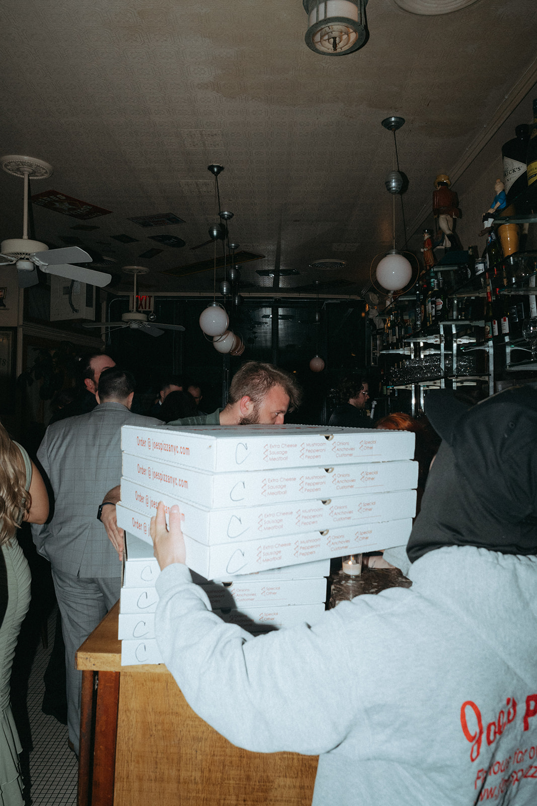 Madison + Dylan 620 Loft and Garden Wedding pizza being delivered to wedding reception at Juliette’s in nyc, shot by elsie goodman, a destination and NYC wedding photographer