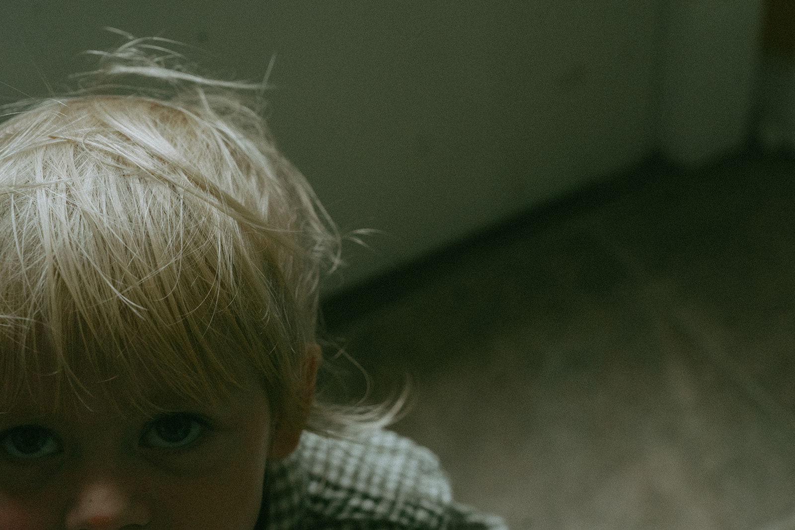 Close up of the childs hair by maternity, family, and wedding photographer Elsie Goodman.