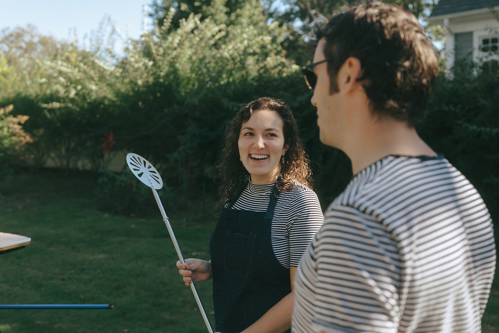 A couple making pizza in the backyard by couples photographer, Elsie Goodman.